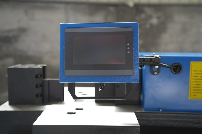 How can the angle of the CNC bus bar bending machine be controlled using the touch screen?