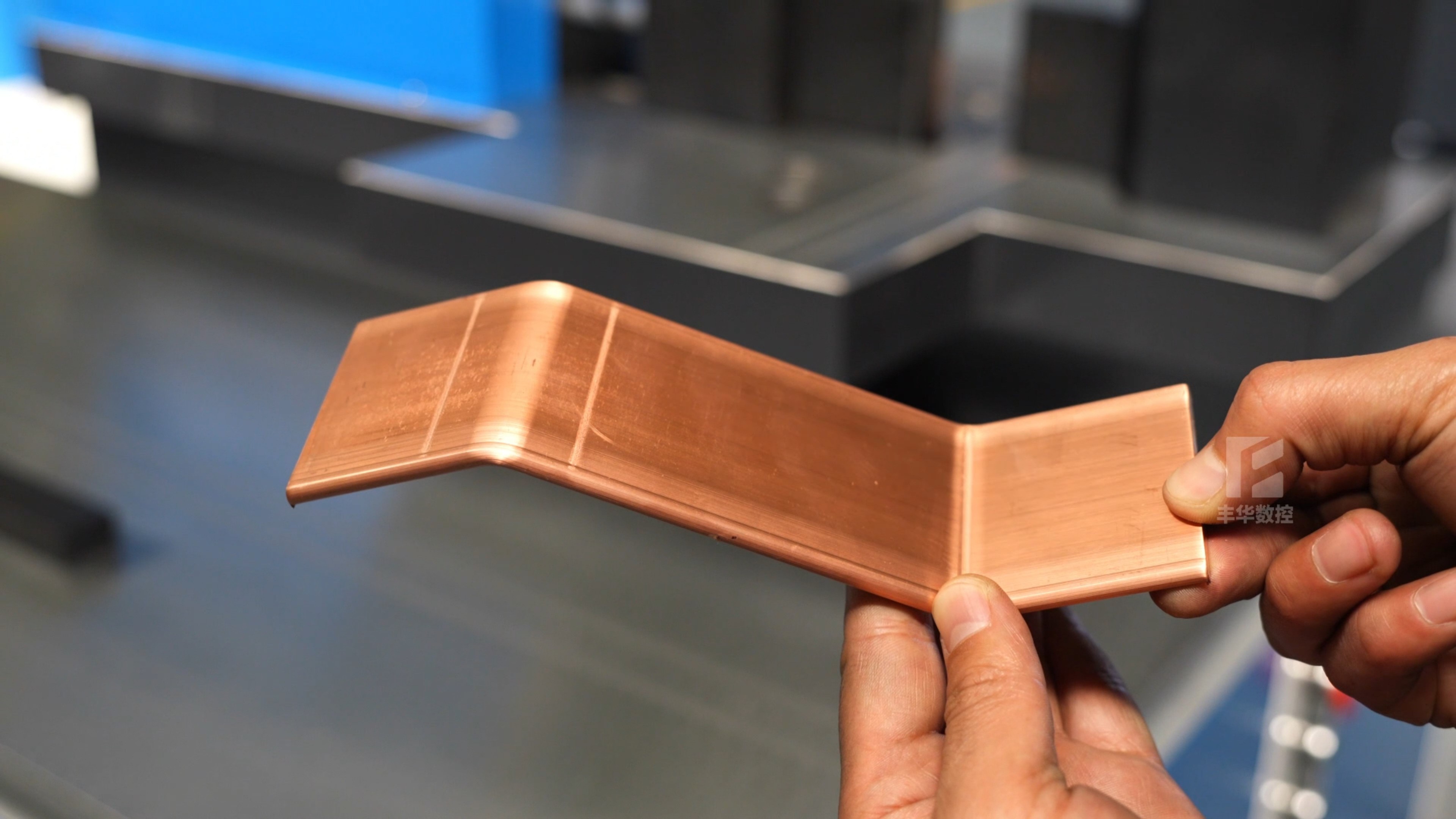 For batch processing of busbars, this single busbar bending machine is all you need.